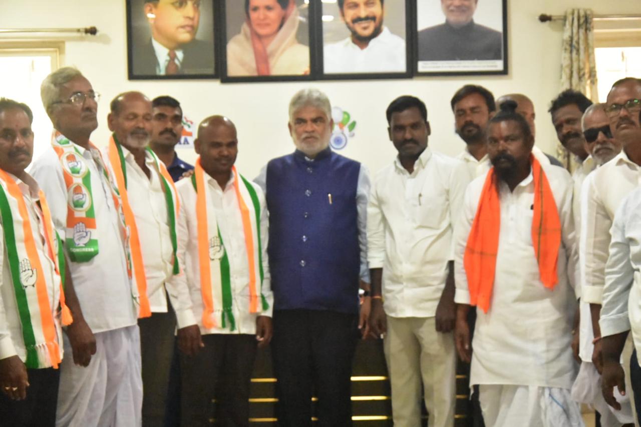 కాంగ్రెస్ పార్టీ లో చేరిన బీరోల్ సర్పంచ్