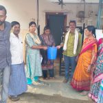 గడప గడప కు తిరిగి ప్రజా సమస్యలు తెలుసుకున్న కోలుకుంద సర్పంచ్ కరణం కీర్తి రామకృష్ణ