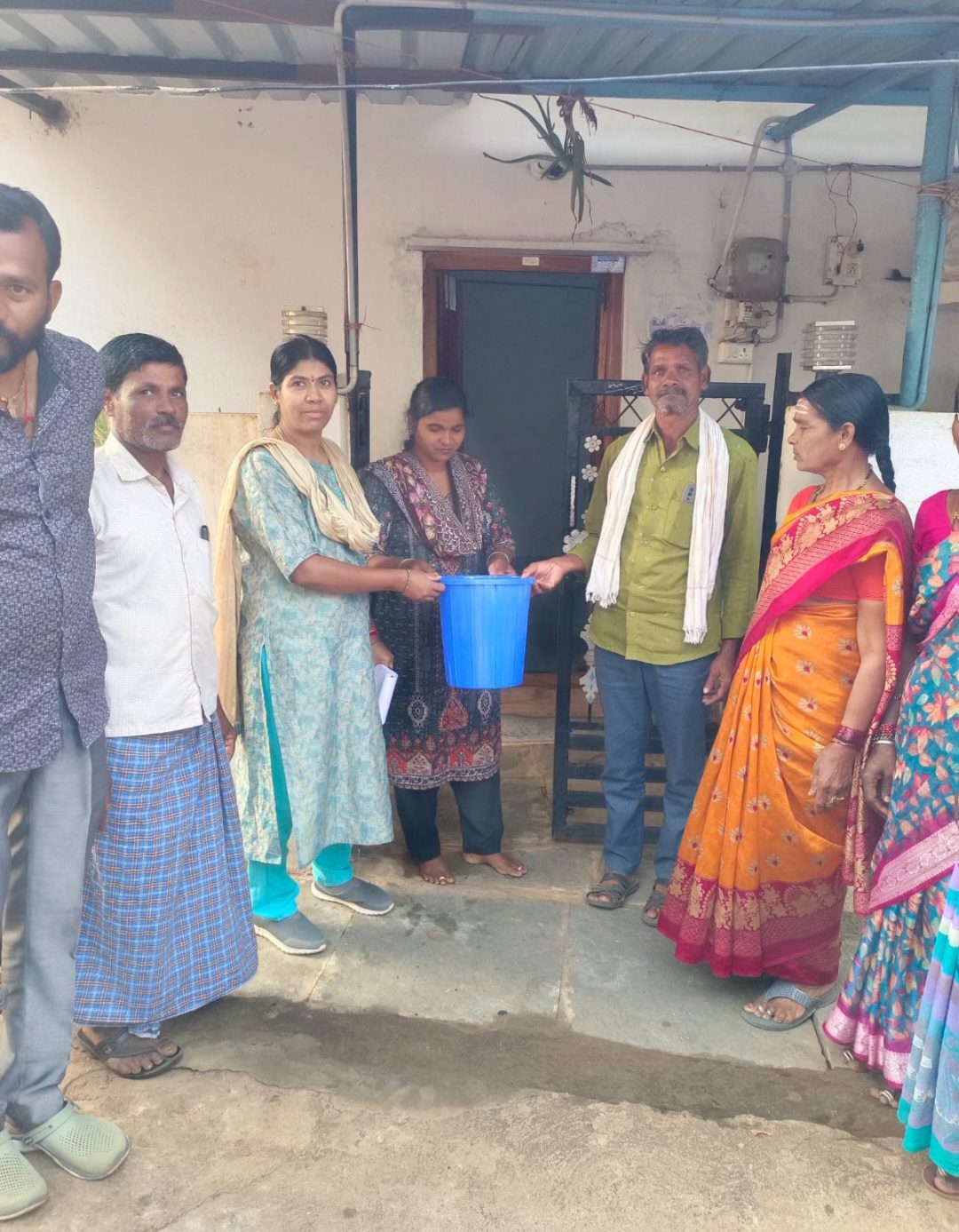 గడప గడప కు తిరిగి ప్రజా సమస్యలు తెలుసుకున్న కోలుకుంద సర్పంచ్ కరణం కీర్తి రామకృష్ణ